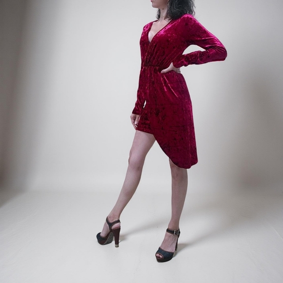 Elegant Velvet V-Neck Dress in Rich Burgundy - Picture 2 of 6